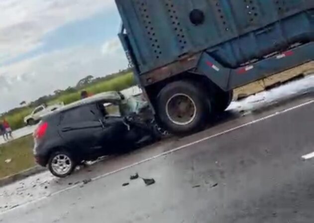 Motorista morre em acidente com treminhão e carro
