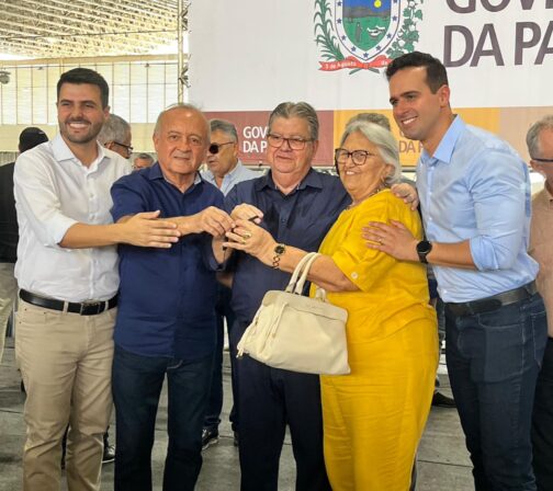 Emas é contemplada com novo ônibus escolar em solenidade do Governo do Estado