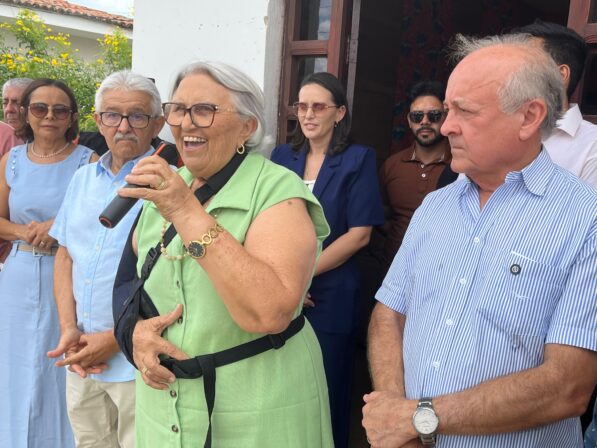 Prefeitura de Emas entrega sete carros e equipamentos agrícolas e construção civil a população