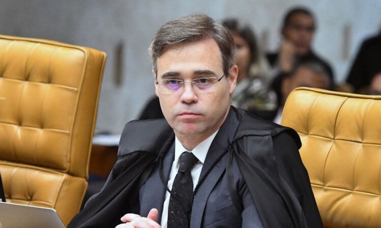Ministro bloqueia quase R$ 390 milhões ligados a entidade com irmão de Lula