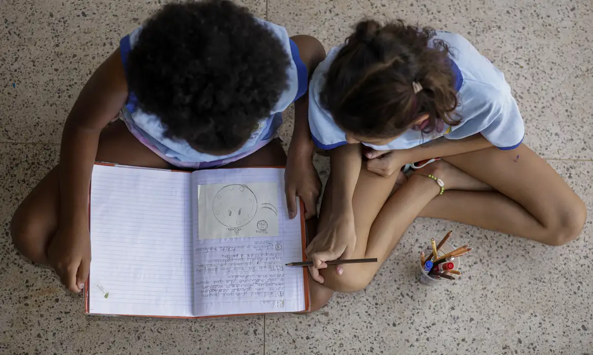 Uma em cada seis crianças de até 6 anos é vítima de racismo no Brasil
