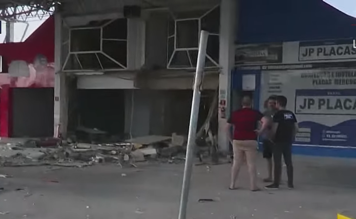 Criminosos explodem cofre em posto de combustíveis