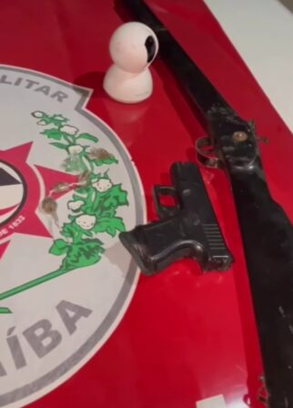 Polícia Militar desarticula ponto de Tráfico, prende suspeitos e apreende arma de fogo e droga em Olho D’água
