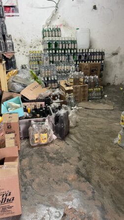Depósito que vendeu bebida a possível vítima de intoxicação por metanol na Paraíba é identificado e material é recolhido