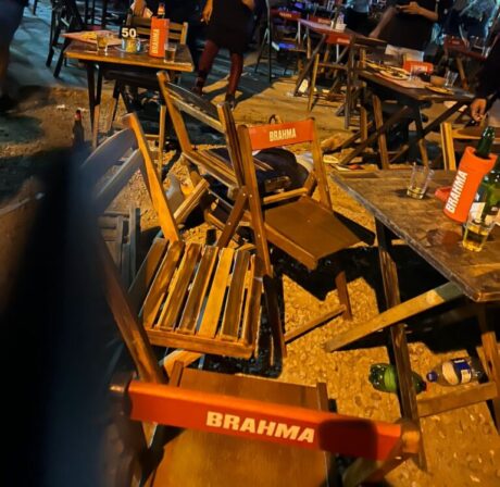 Dois homens são alvejados a bala dentro de bar