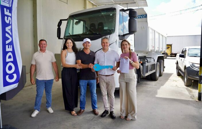 Efraim Filho entrega máquinas e veículos a quatro municípios e reforça compromisso com o desenvolvimento da Paraíba