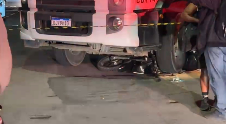 Jovem sobrevive a grave acidente entre caminhão e moto