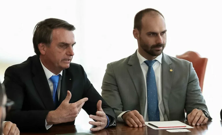 Eduardo Bolsonaro diz que pai pode ter “surtado” ao violar tornozeleira eletrônica