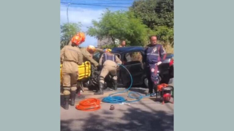 Bebê de quatro meses morre e mais seis pessoas ficam feridas em acidente entre dois carros