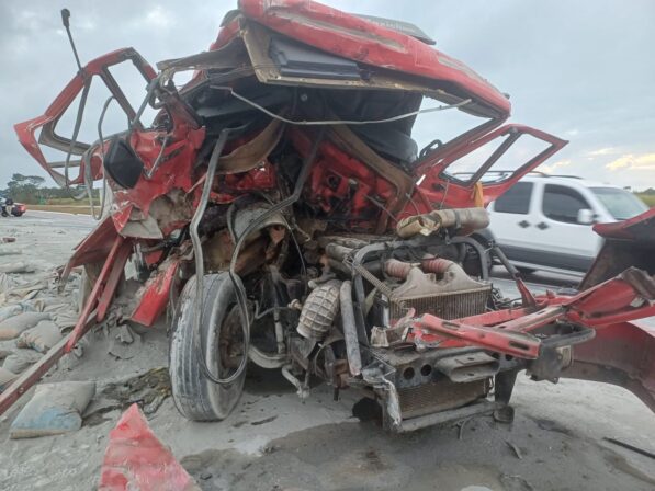 Colisão entre caminhões deixa vítima presa às ferragens na BR-230