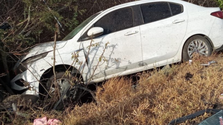 Acidente entre dois caminhões e quatro carros deixa cinco mortos na BR-230, na PB