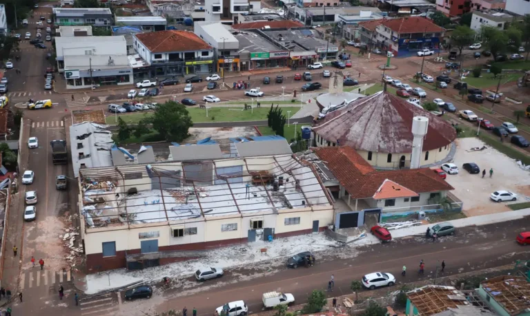 Cidade devastada por tornado tem 2 mil sem luz; 32 seguem internados