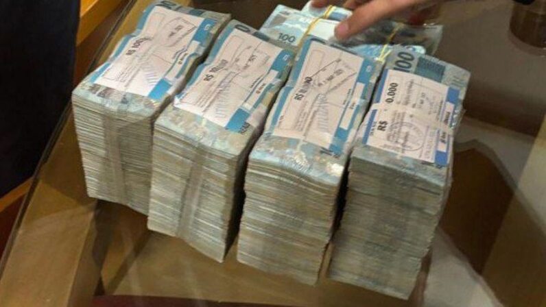 Polícia Federal apreende cerca de R$ 400 mil na casa do deputado Sóstenes Cavalcante