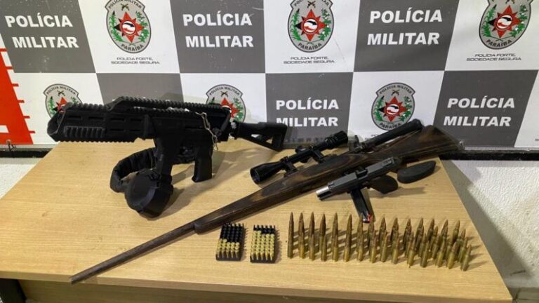 PM apreende fuzil, submetralhadora, pistola e drogas