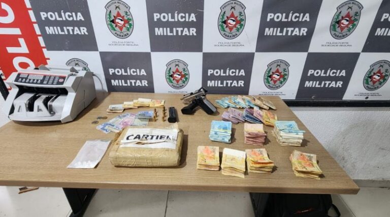 PM prende suspeito com arma, drogas, dinheiro e recupera motocicleta roubada