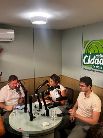 Prefeita Paloma Kenned de Santana dos Garrotes presta contas de sua gestão durante entrevista de Rádio