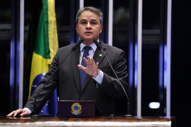 Efraim assina urgência de projeto que defende o Agro e proíbe a desapropriação de terras produtivas