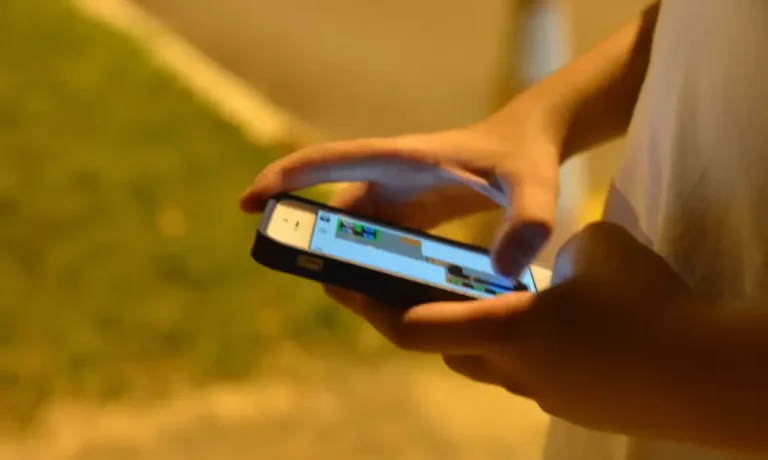 Miopia infantil aumenta pelo uso excessivo de telas; veja sintomas