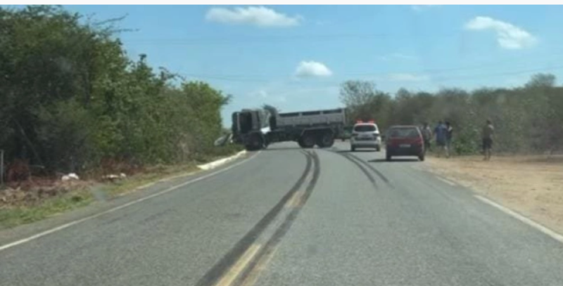 Caminhão colide com caminhonete em rodovia de Boa Ventura