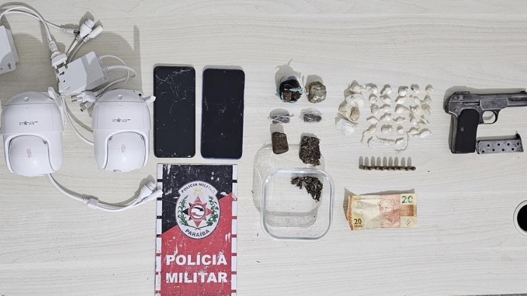 Polícia Militar apreende arma, drogas e sistema de monitoramento em Triunfo