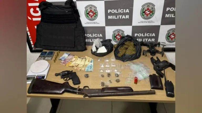 Polícia apreende colete, armas e drogas; suspeito é preso