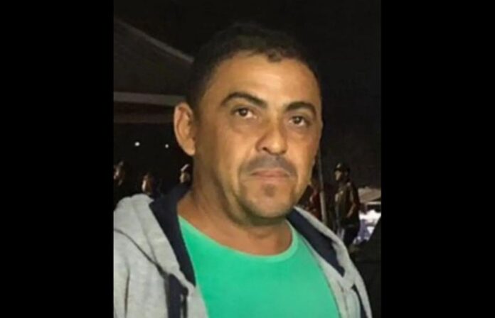 Homem morre ao sobrar na curva e bater a moto em placa de sinalização