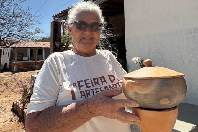Produção de louça de barro mantém tradição centenária em família no semiárido da Paraíba