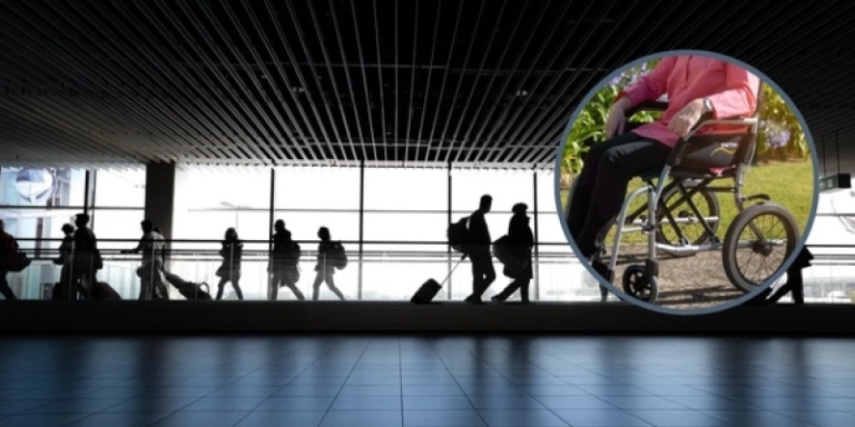 Homem tenta embarcar com esposa morta em cadeira de rodas