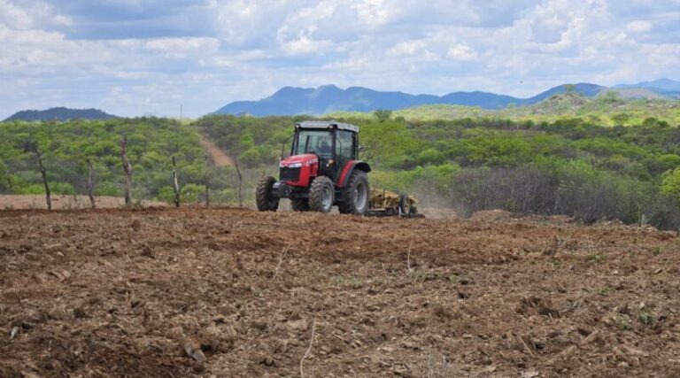 Prefeitura de Catingueira intensifica corte de terra com 6 tratores para atender o homem do campo