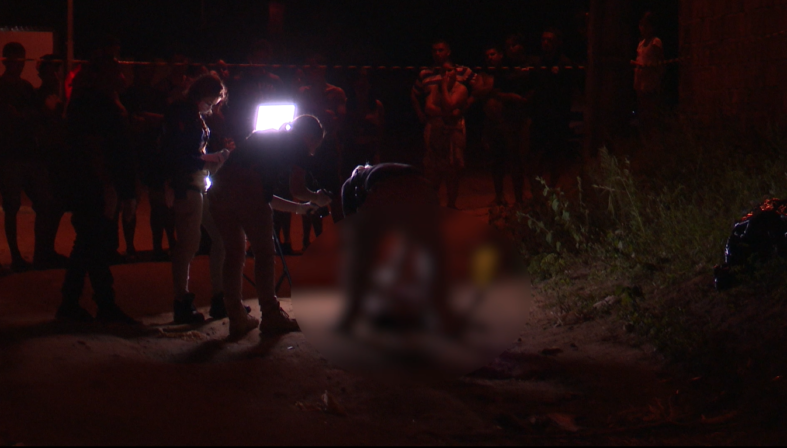 Mulher é assassinada com tiros de fuzil: companheiro foge