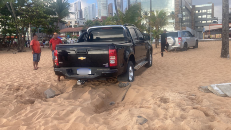 Carro invade faixa de areia e fica atolado na praia de Cabo Branco, em João Pessoa