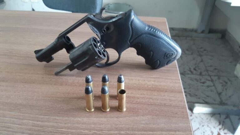 Homem é assassinado durante a madrugada por suspeitos disfarçados de policiais