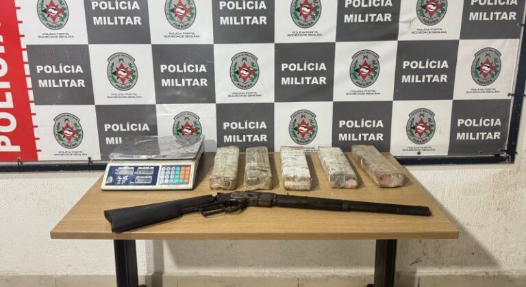 Polícia Militar apreende rifle e 5 kg de drogas