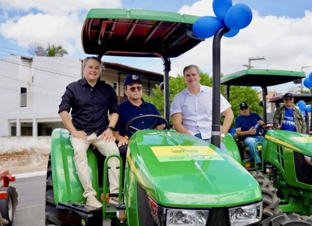 Pré-candidato a governador Efraim entrega poços, tratores, caminhão e retroescavadeira fortalecendo a agricultura em Sumé