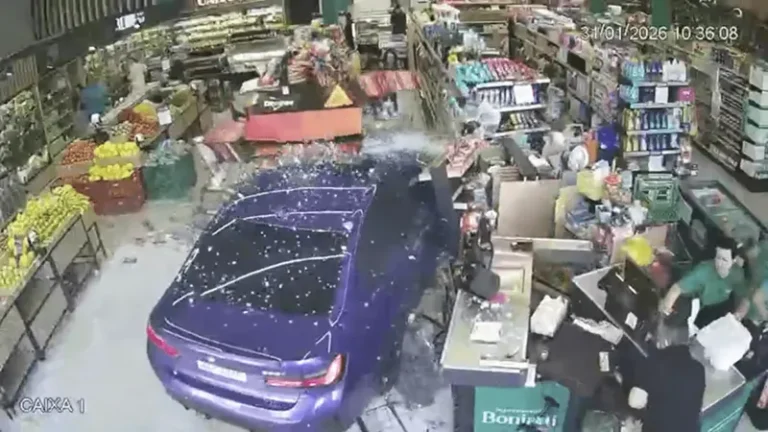 Carro invade supermercado e atinge idosa e criança