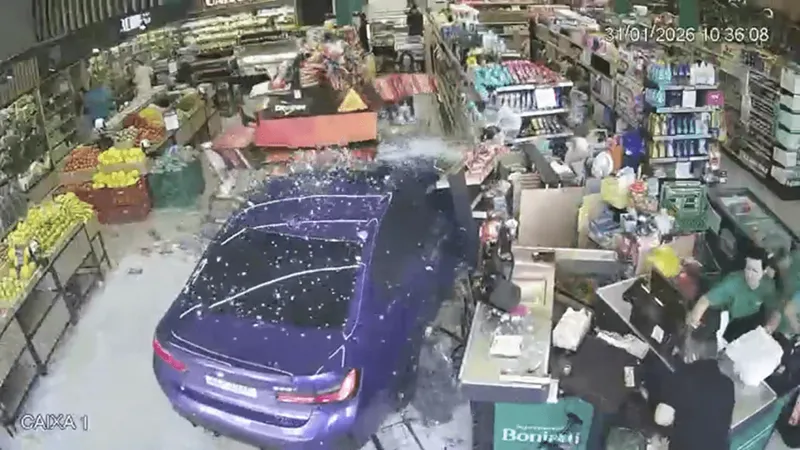 Carro invade supermercado e atinge idosa e criança