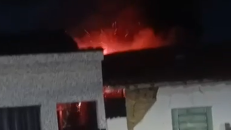 VÍDEO: homem sofre surto e incendeia a própria casa