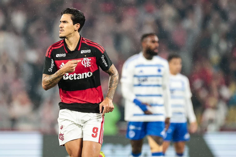 Flamengo vence Cruzeiro com gols de Pedro e Carrascal
