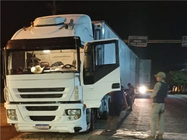 Polícia Militar recupera caminhão com restrição de roubo/furto em Teixeira