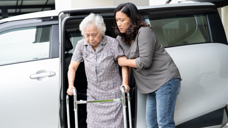 Número de idosos supera o de jovens e impulsiona profissão de cuidador