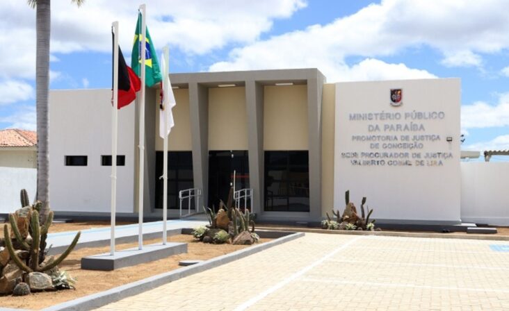 Justiça condena ex-secretária a devolver salários