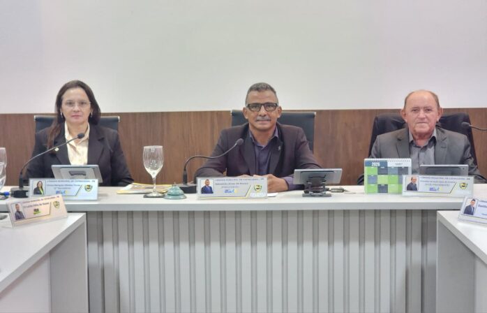 Vereadores votam projetos e debatem propostas durante sessão legislativa em Catingueira