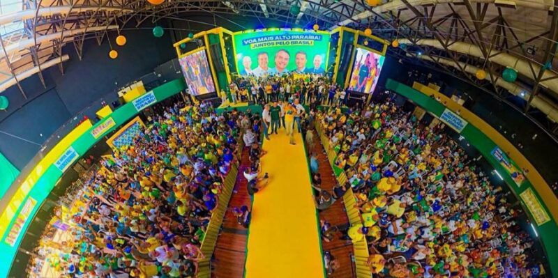 Efraim reúne multidão em filiação ao PL com presença de Flávio Bolsonaro