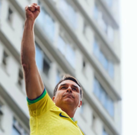 Flávio Bolsonaro usou colete à prova de balas em ato na Av. Paulista