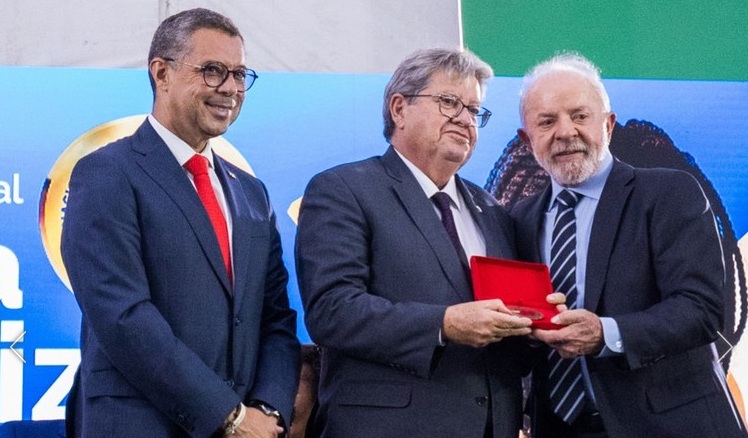 Educação: João recebe em Brasília das mãos de Lula Selo Ouro de Alfabetização