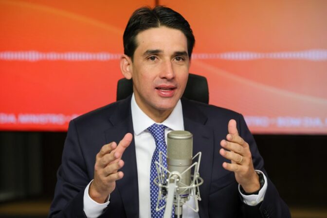 Ministro entrega aeroporto de Patos e assina termo para obras no Porto de Cabedelo