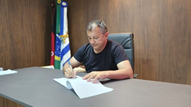 Prefeitura de Catingueira lança Programa que concede Bolsa de Estudo no valor de R$ 120,00 para alunos da EJA