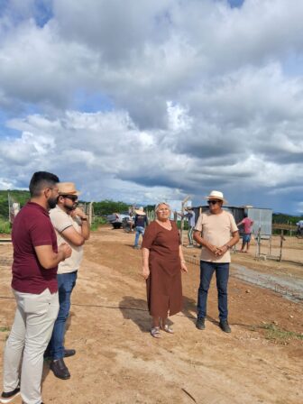 Prefeita de Emas-PB inspeciona obras de construção de 25 casas populares