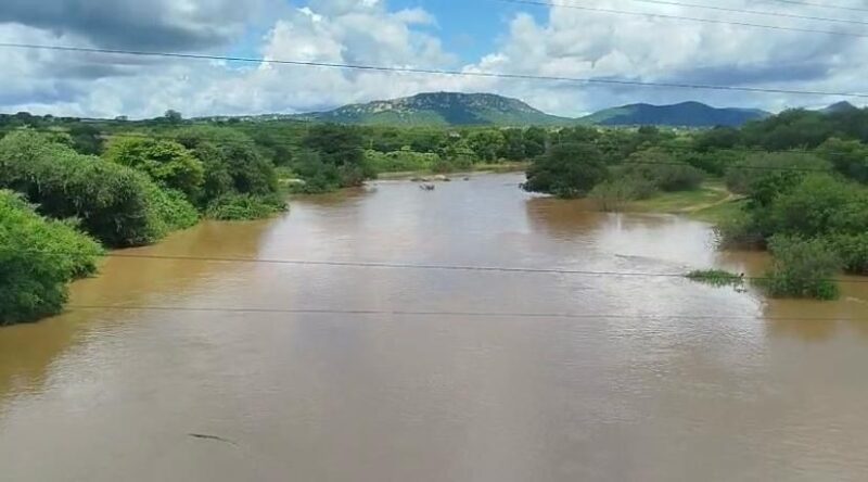 Rio Piancó registra forte cheia e reforça abastecimento no Açude de Coremas