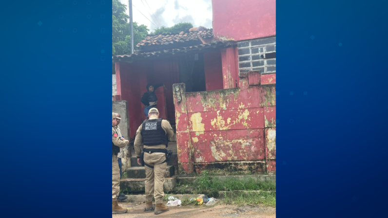 Homem é morto a tiros ao tentar fugir pelo telhado durante invasão de casa